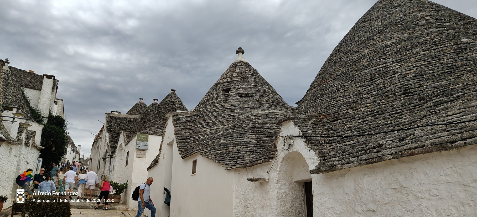 Techos cónicos de piedra de los tradicionales trulli bajo un cielo nublado en Alberobello.