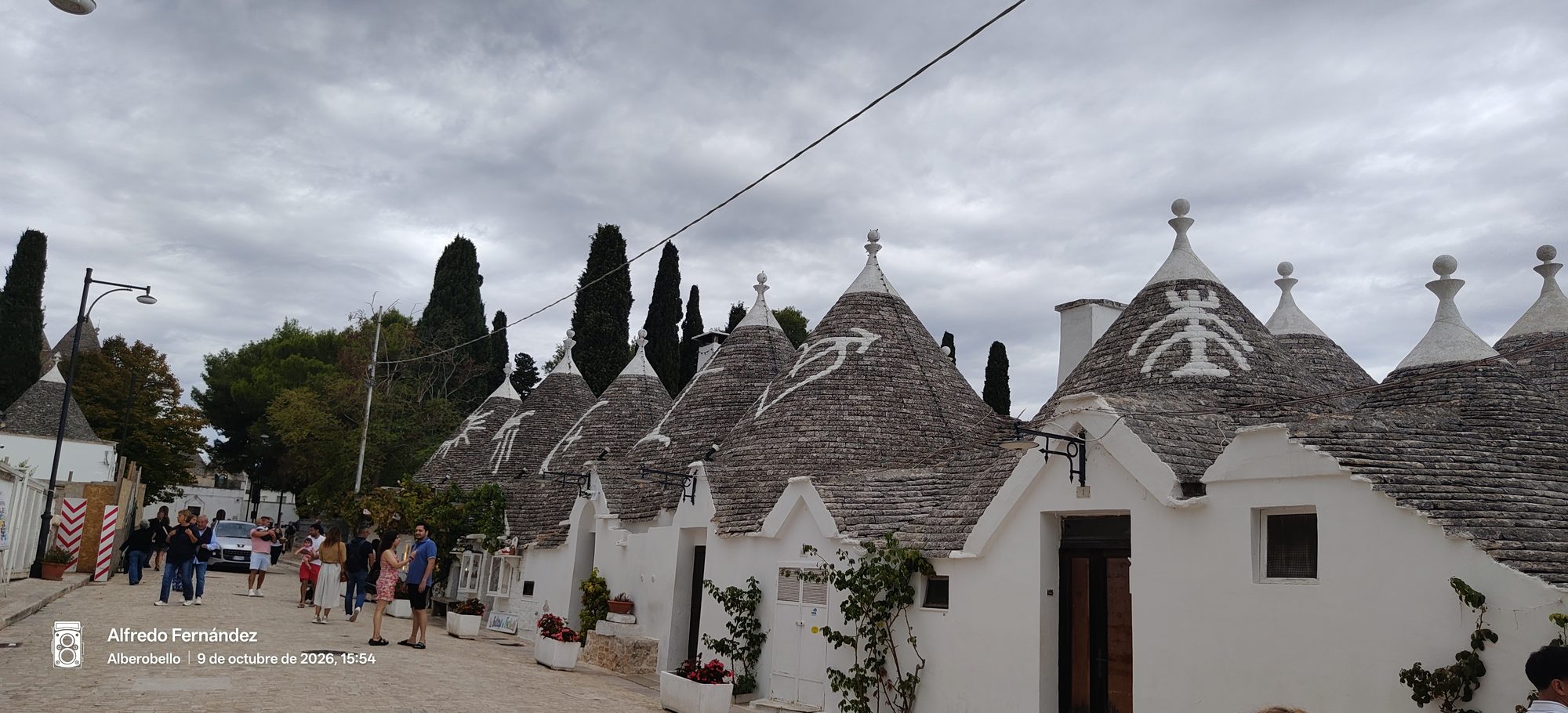 Trulli tradicionales de paredes blancas y tejados cónicos de piedra en Alberobello.