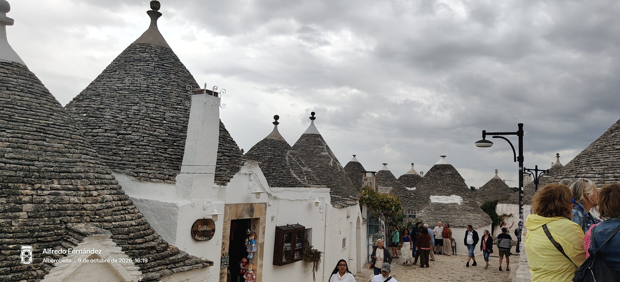 Casas tradicionales trulli con tejados cónicos de piedra en una calle de Alberobello.