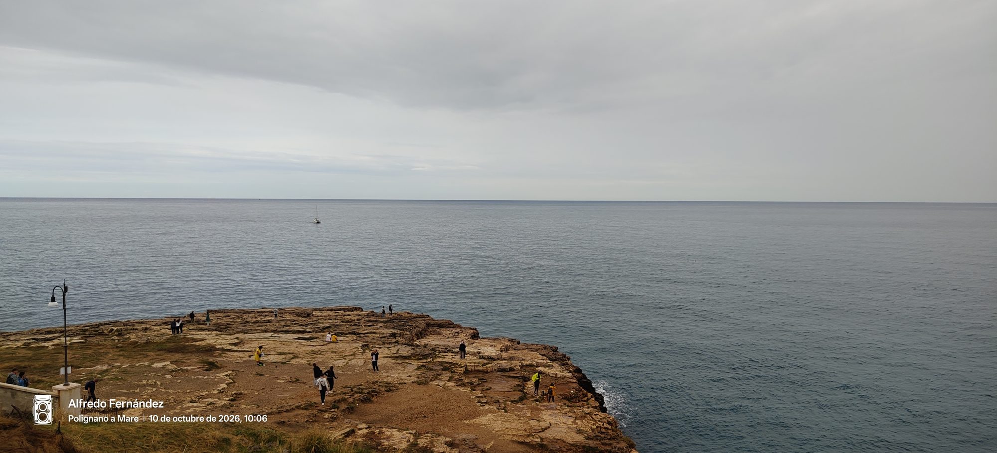Acantilados rocosos junto a un mar tranquilo bajo el cielo nublado en la costa.