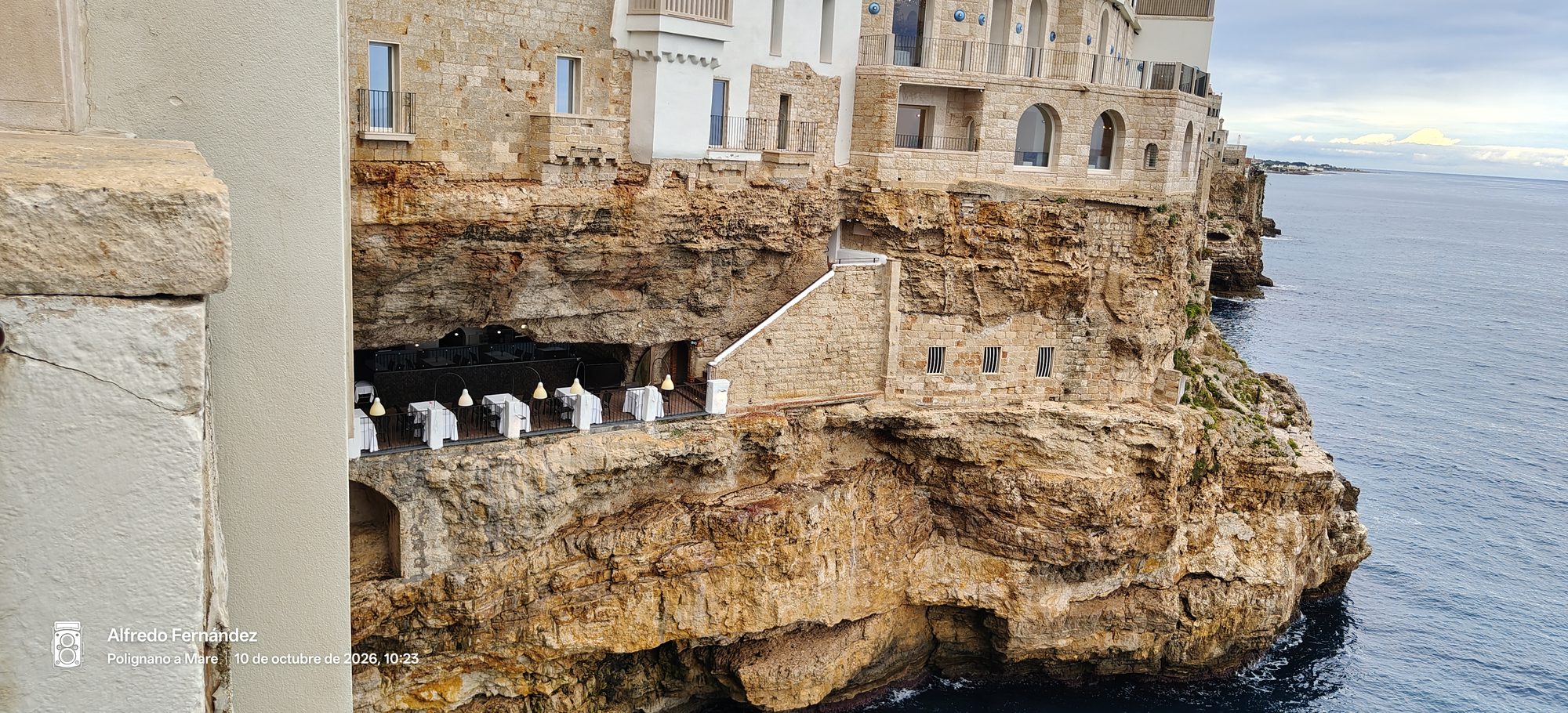Restaurante dentro de una cueva en los acantilados rocosos frente al mar.