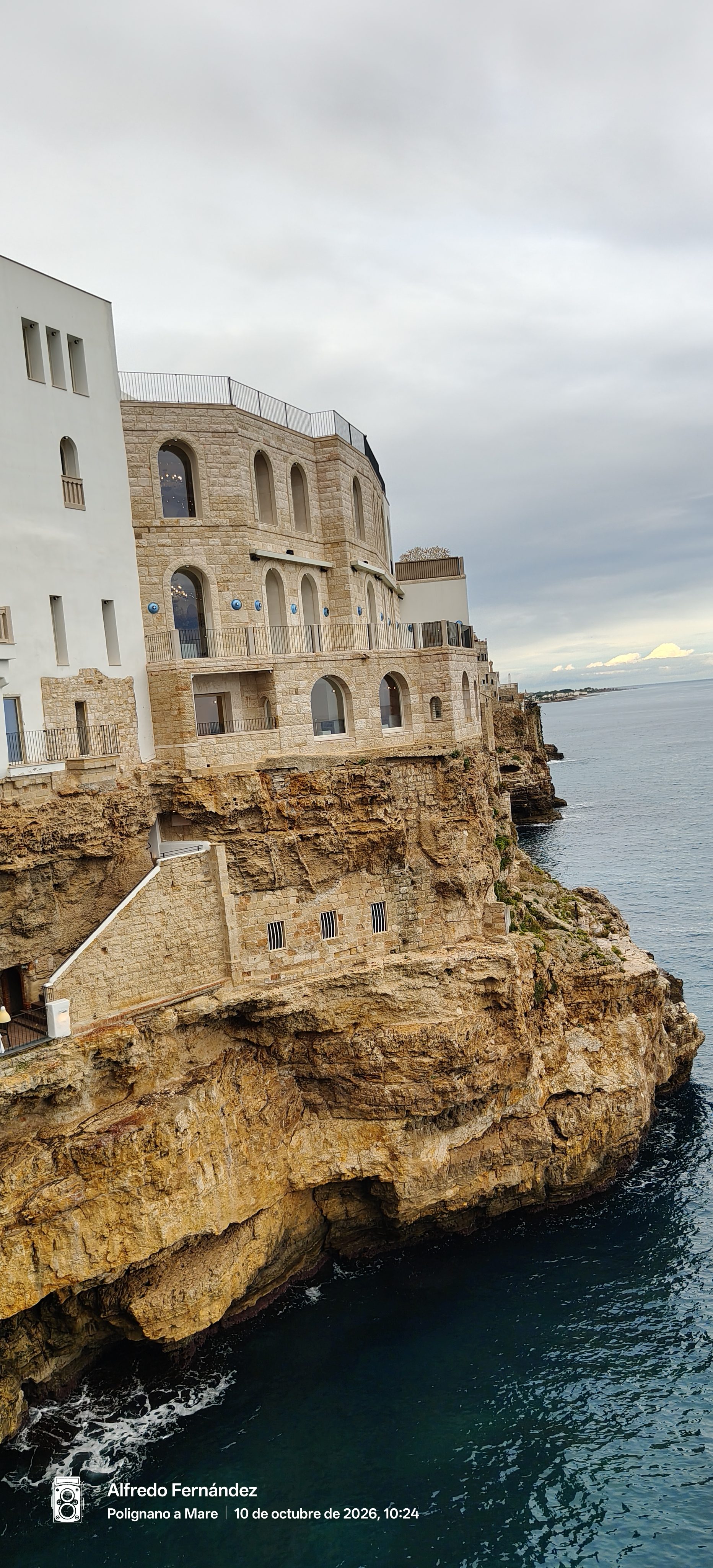 Edificios de piedra construidos sobre los acantilados frente al mar en Polignano a Mare.