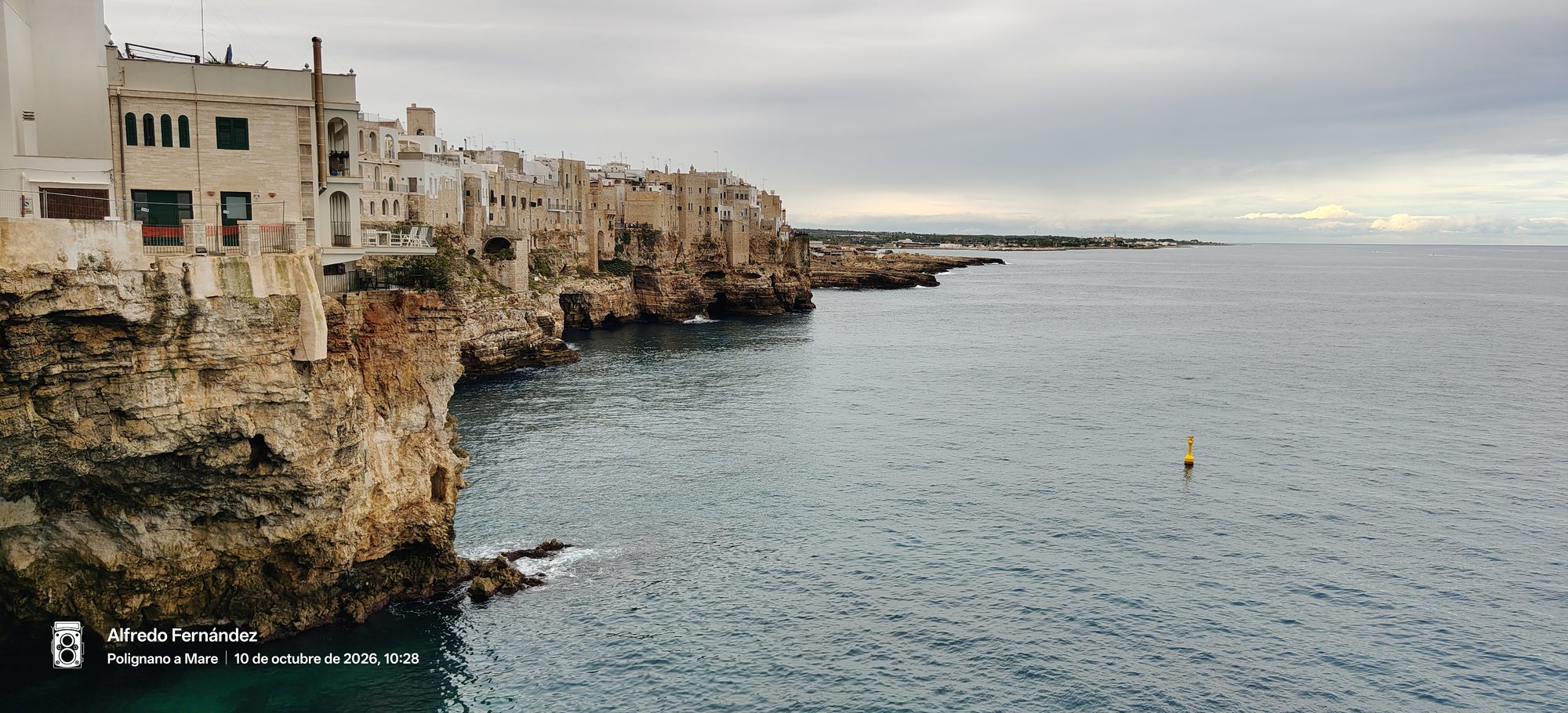 Casas blancas construidas al borde de acantilados sobre el mar en Polignano a Mare.