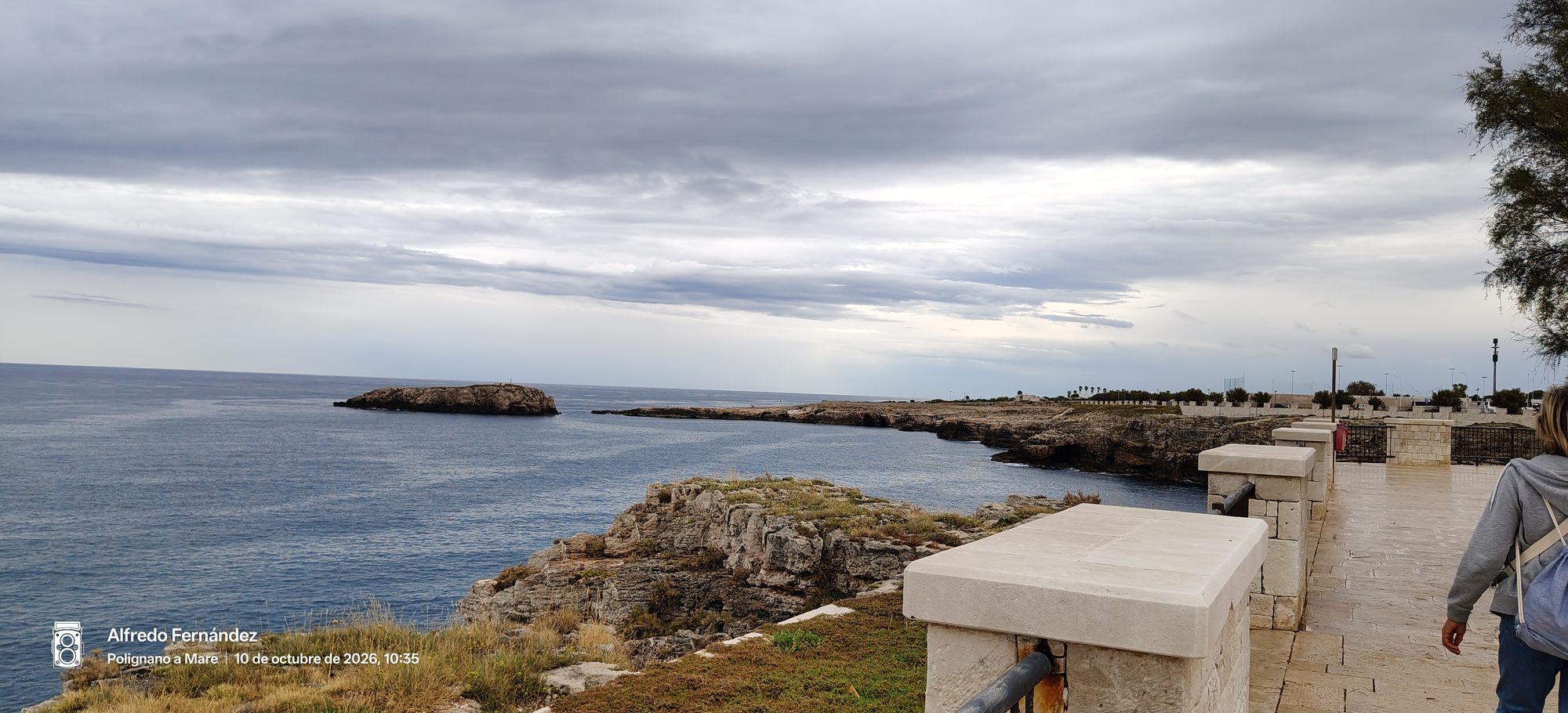 Costa rocosa e islote en el mar bajo un cielo nublado de otoño.