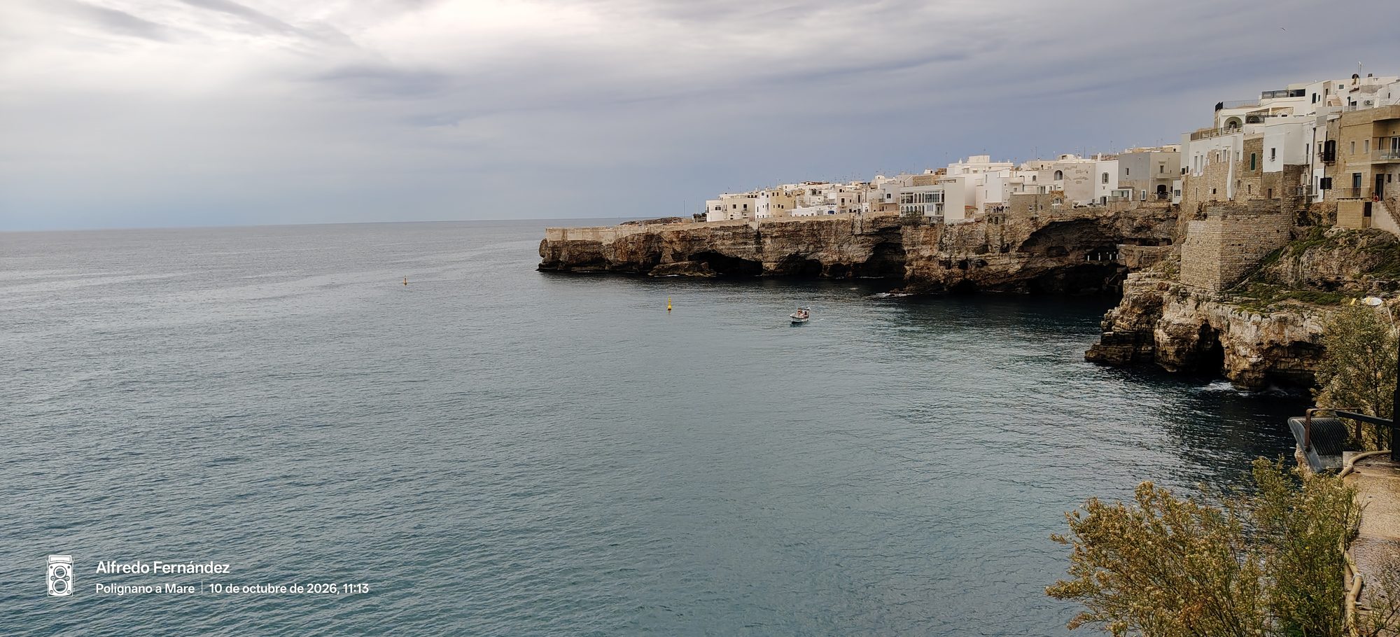 Acantilados y casas blancas de Polignano a Mare sobre las aguas del mar Adriático.