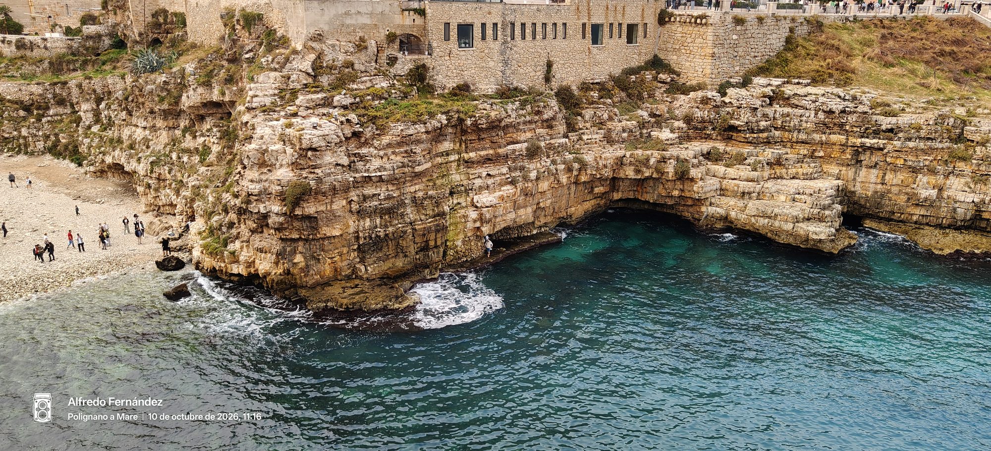 Acantilados de roca caliza frente al mar turquesa en la costa de Polignano a Mare.