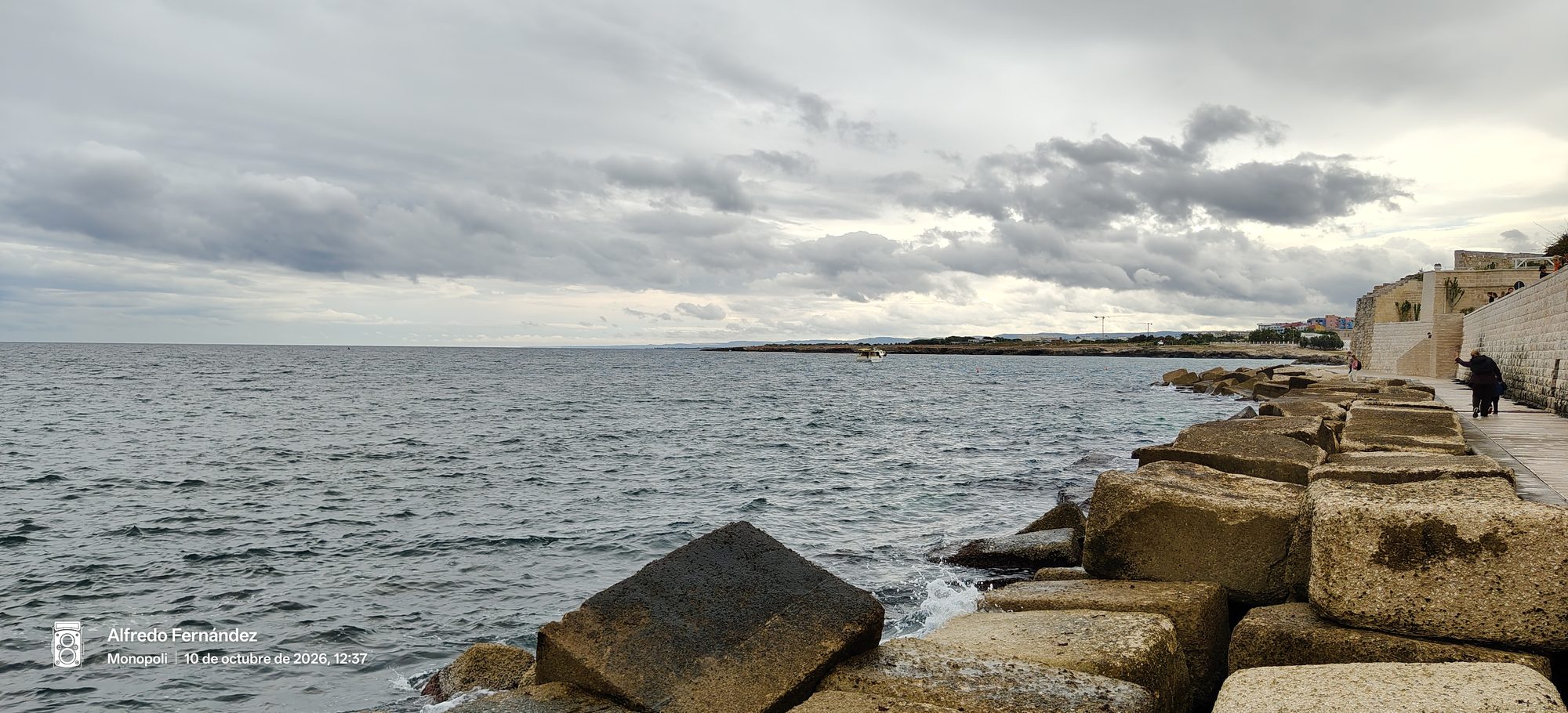 Bloques de piedra en la costa junto al mar Adriático bajo un cielo nublado.