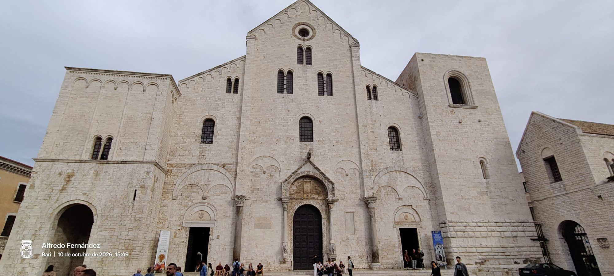 Fachada románica de piedra blanca de la Basílica de San Nicolás en Bari.