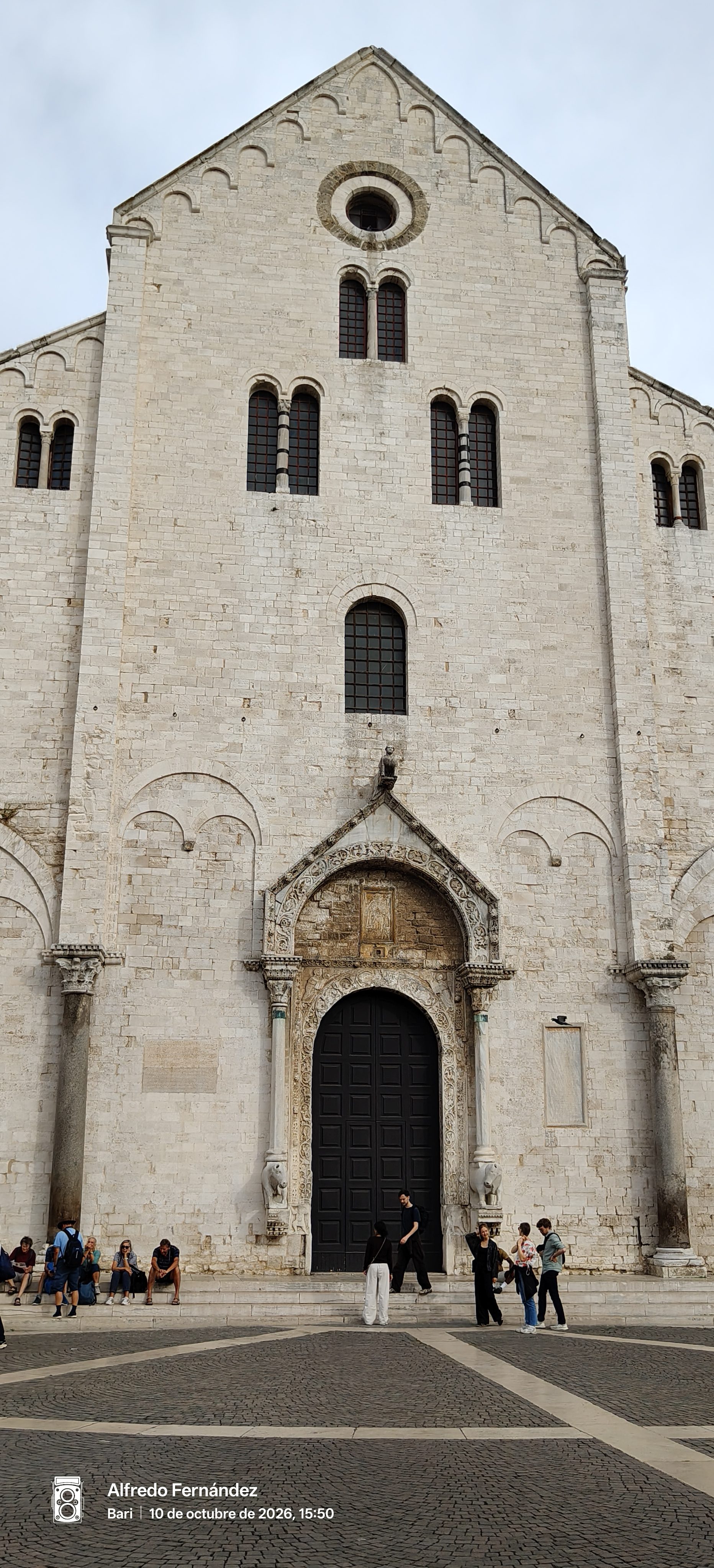 Fachada románica de piedra clara de la Basílica de San Nicolás en Bari.