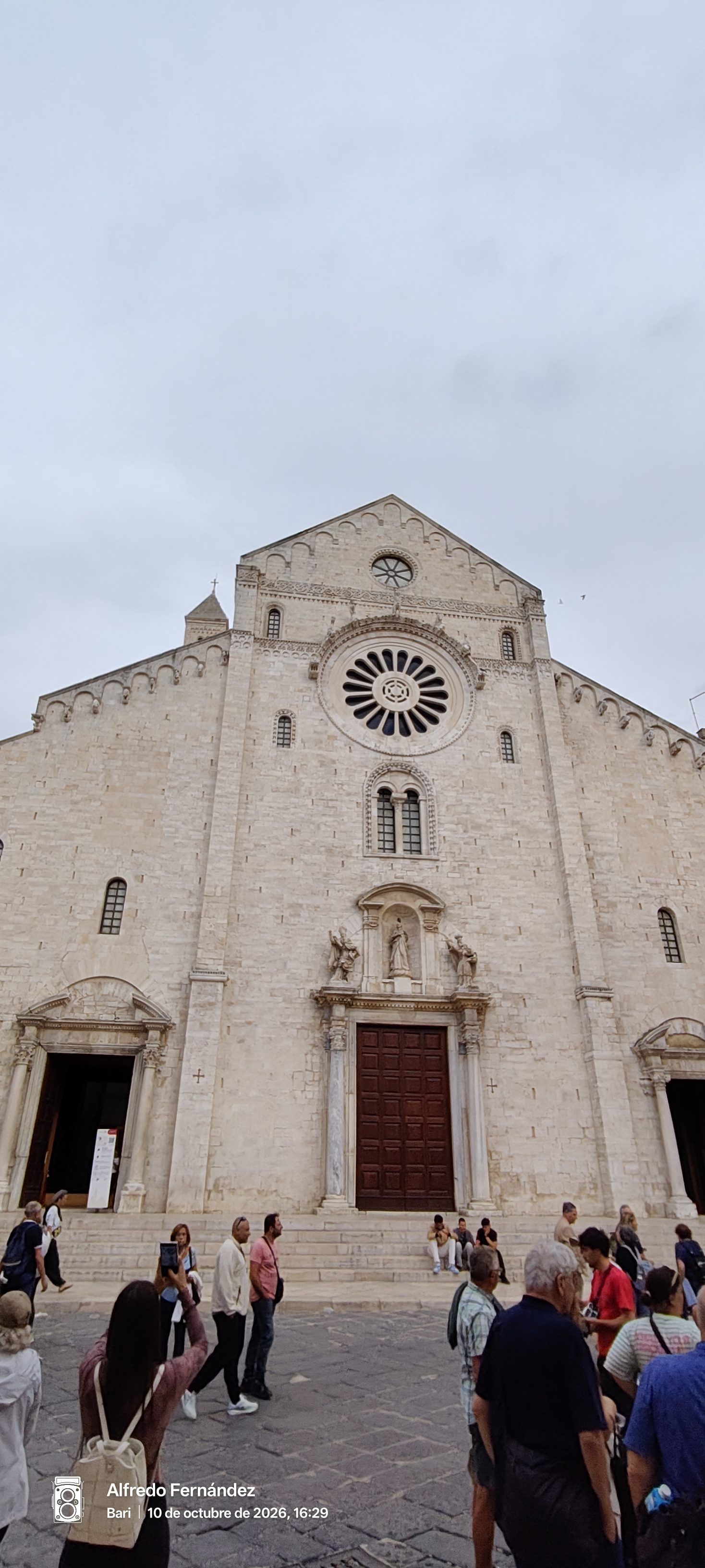 Fachada de piedra de la catedral de Bari con su gran rosetón románico central.