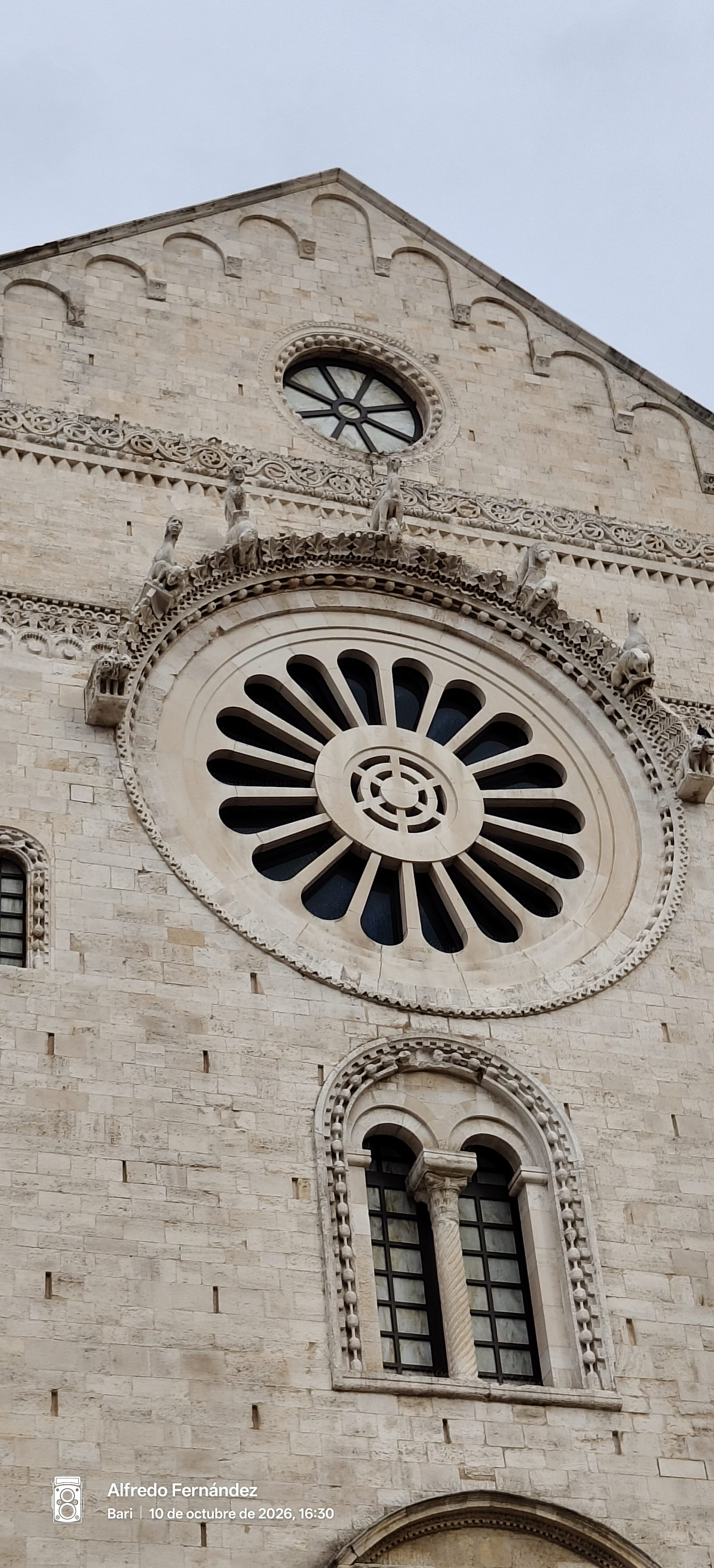 Rosetón románico tallado en piedra en la fachada de la catedral de Bari.
