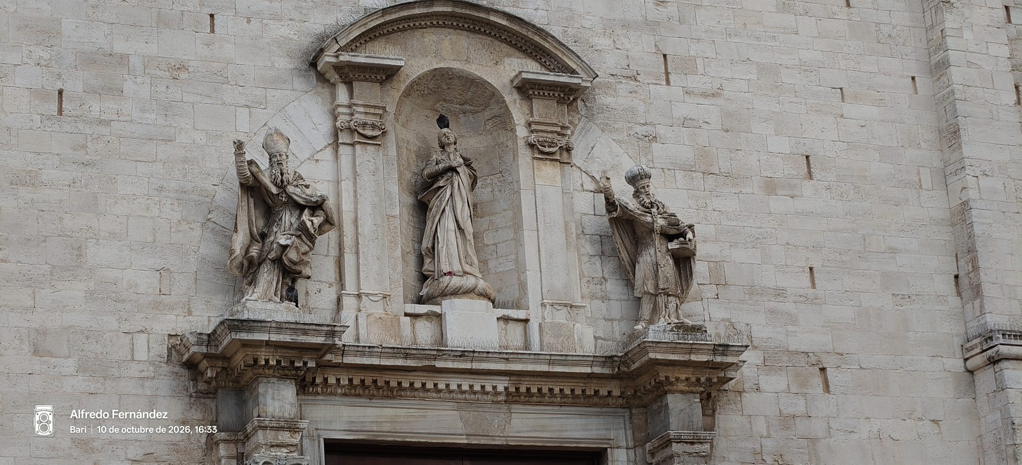 Esculturas religiosas de piedra sobre la portada de la catedral en Bari.