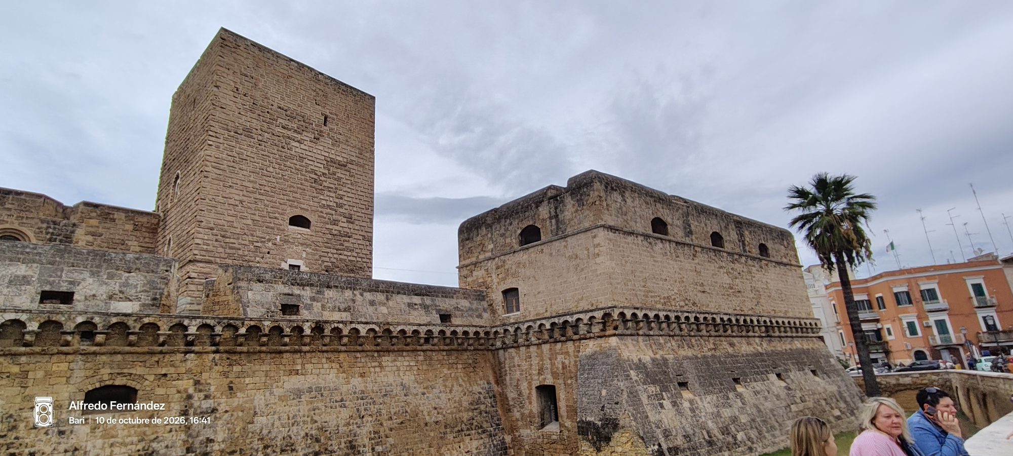 Murallas y torres de piedra del castillo normando de Bari bajo un cielo nublado.