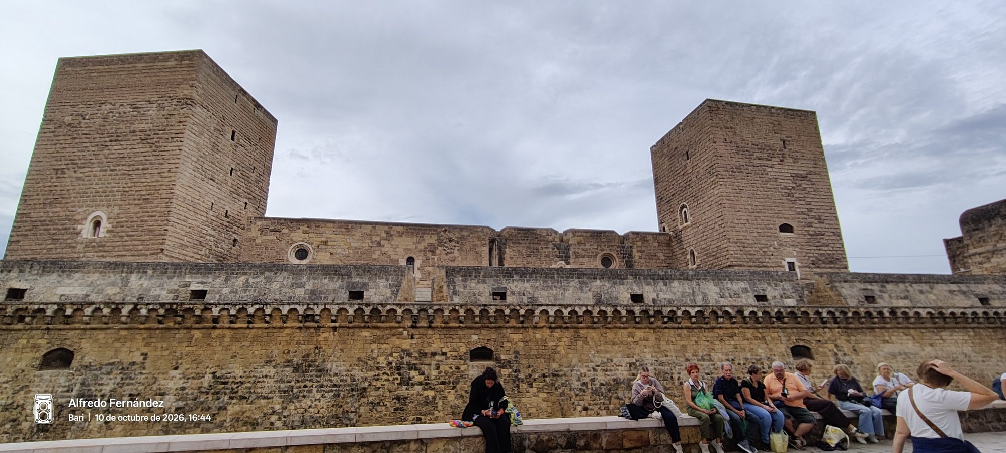 Torres y murallas de piedra del Castillo Svevo bajo el cielo nublado en Bari.