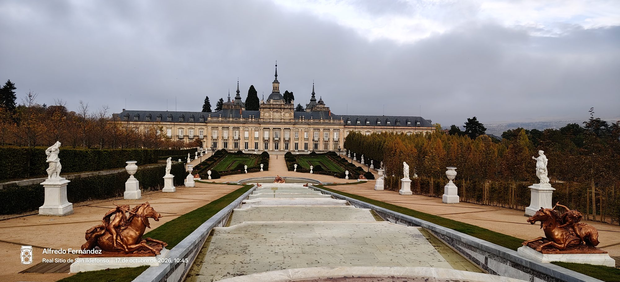 Fuentes monumentales y jardines frente al Palacio Real de La Granja en otoño.