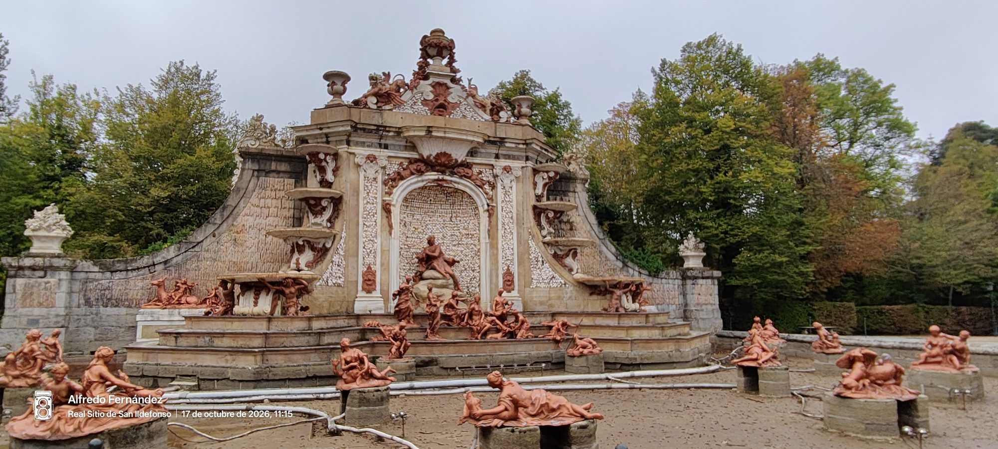 Fuente monumental de los Baños de Diana con esculturas mitológicas en un entorno boscoso.
