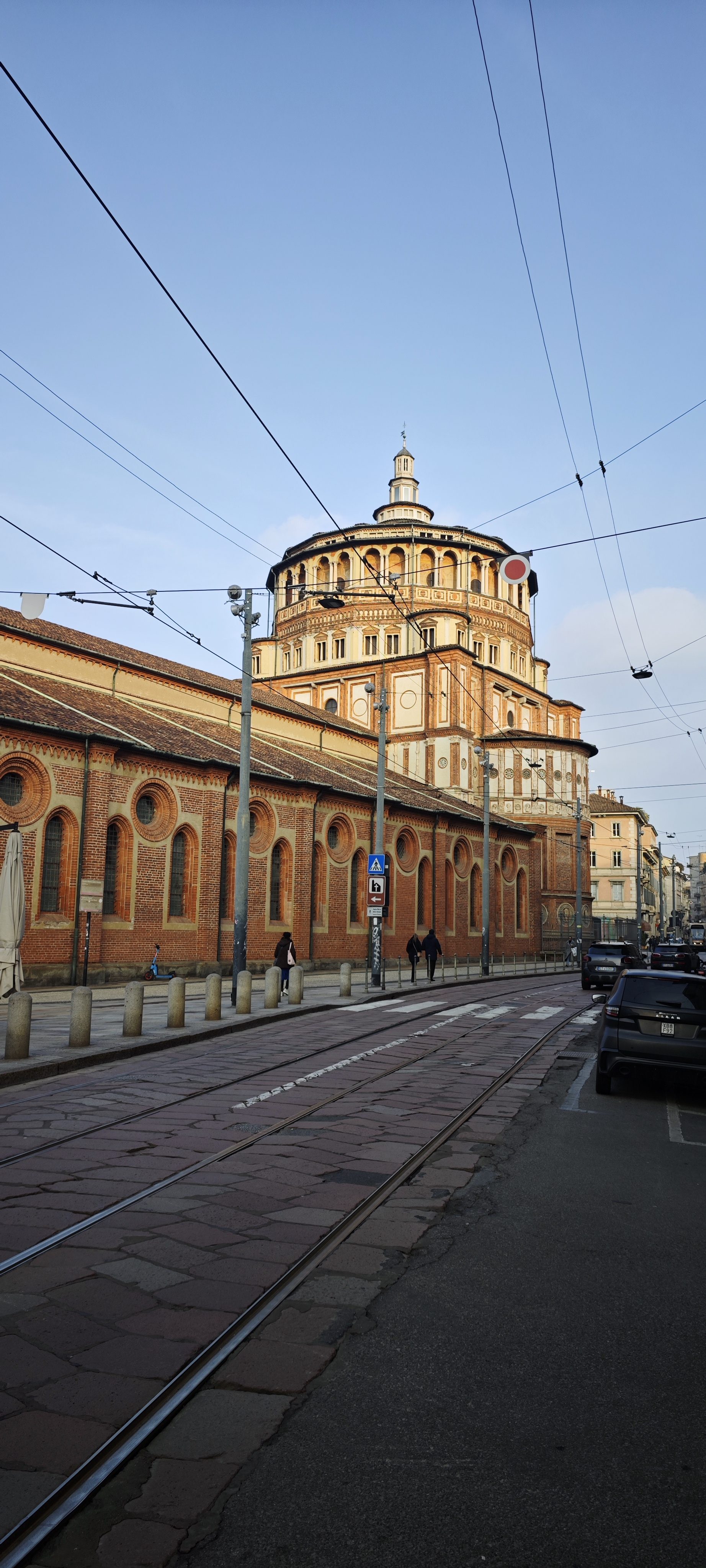 Fachada de ladrillo y cúpula renacentista de Santa Maria delle Grazie en Milán.