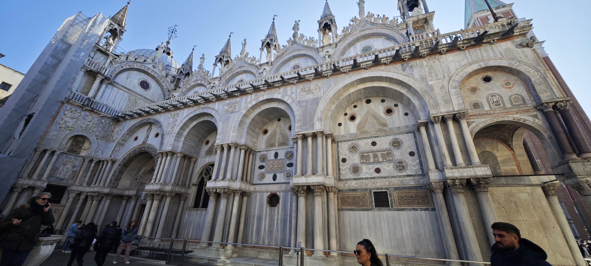 Fachada de la Basílica de San Marcos con sus arcos y detalles arquitectónicos.