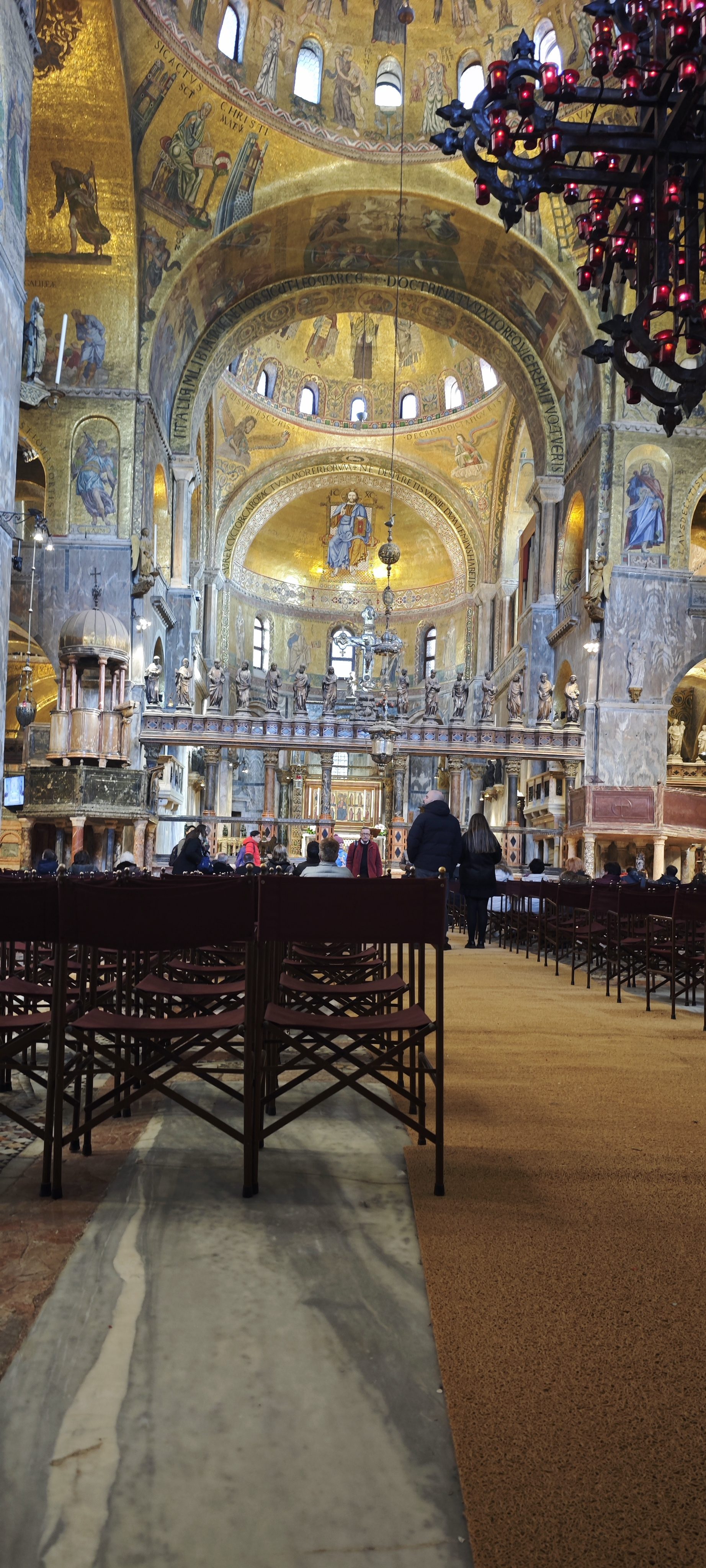 Interior dorado de la Basílica de San Marcos con mosaicos bizantinos y bóvedas majestuosas.