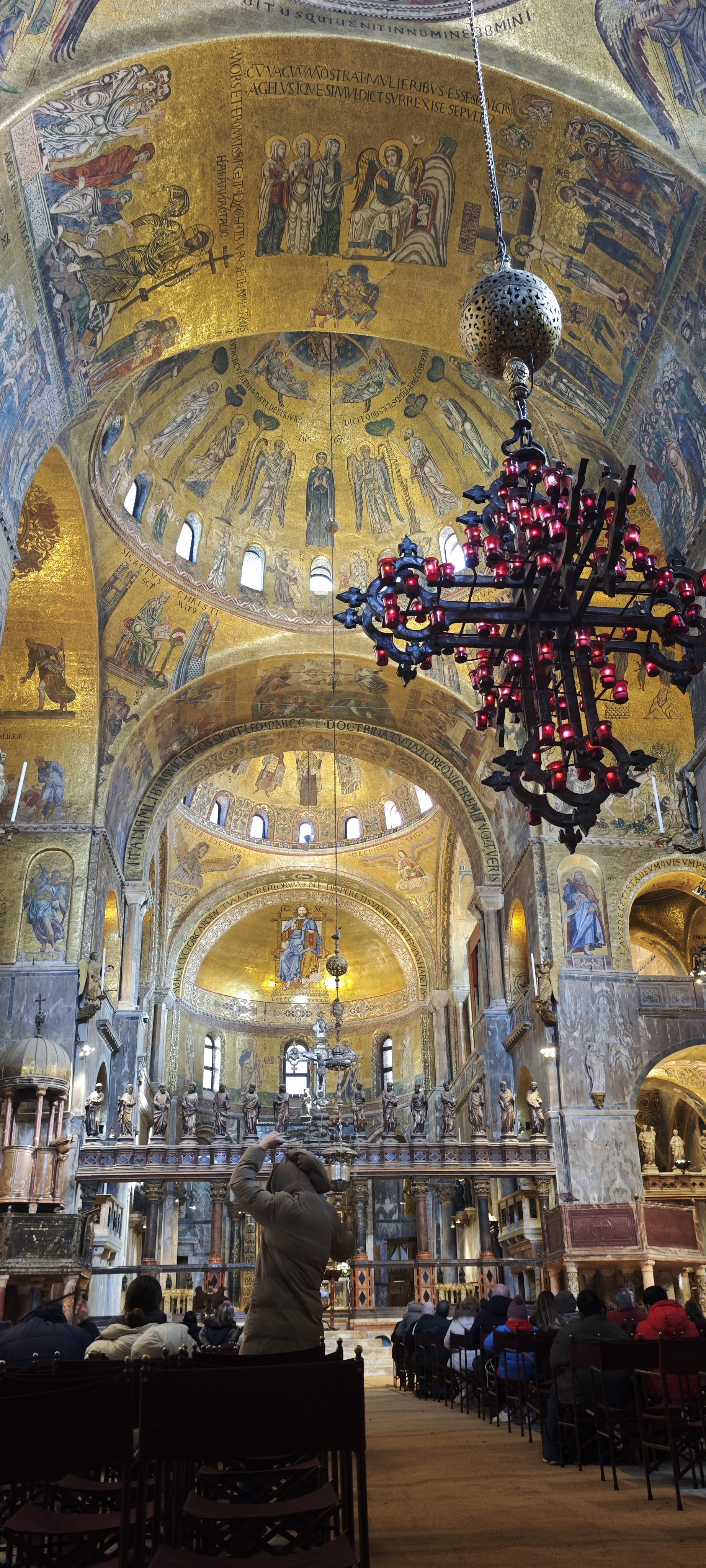 Mosaicos dorados bizantinos en los arcos y cúpulas del interior de la Basílica de San Marcos.