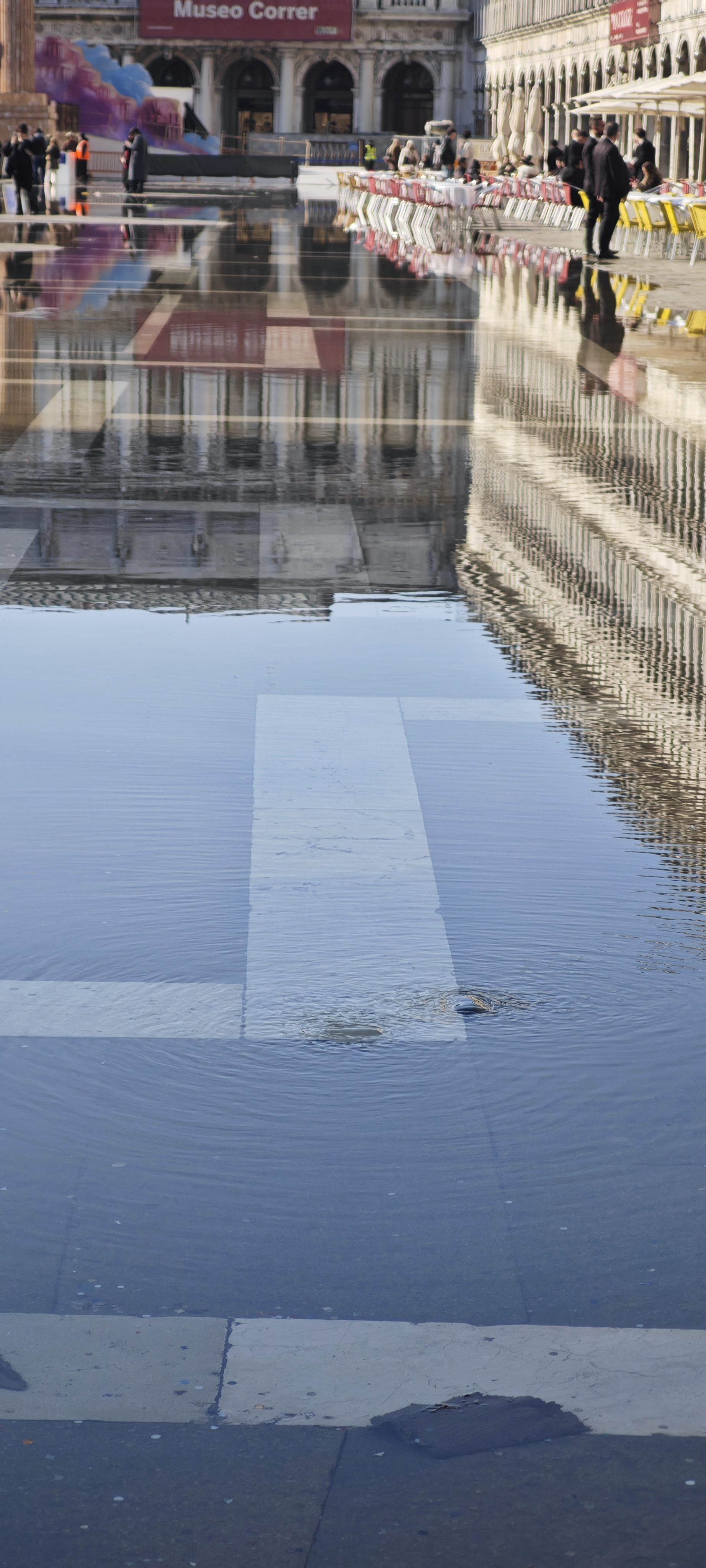 Reflejo de los edificios históricos en la Plaza de San Marcos inundada en Venecia.