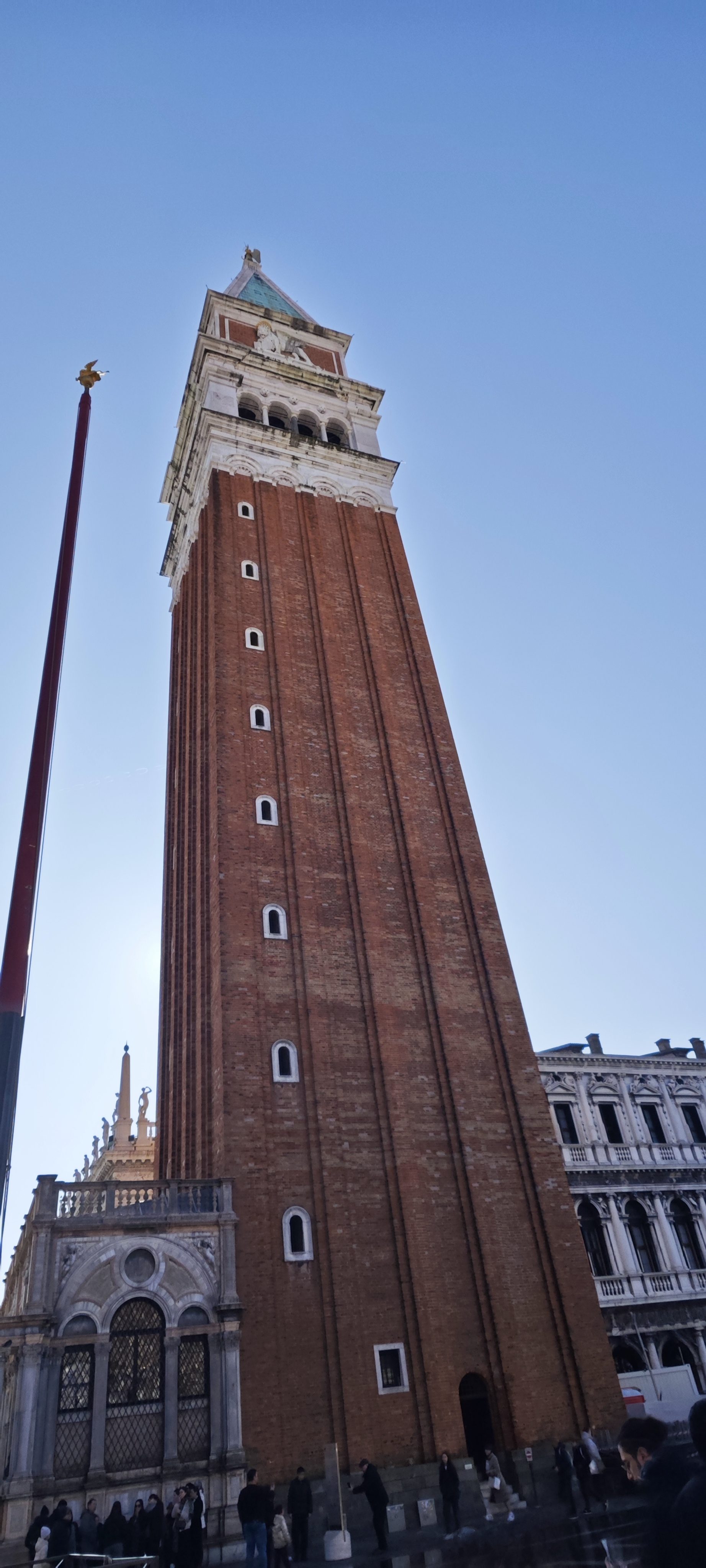 Torre del Campanario de San Marcos de ladrillo rojo vista desde abajo en Venecia.