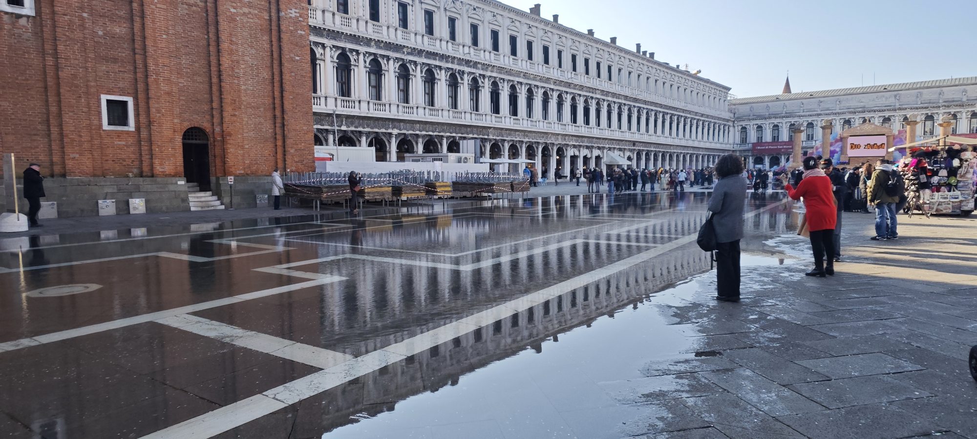Reflejos de la arquitectura histórica en el suelo mojado de la Plaza de San Marcos.