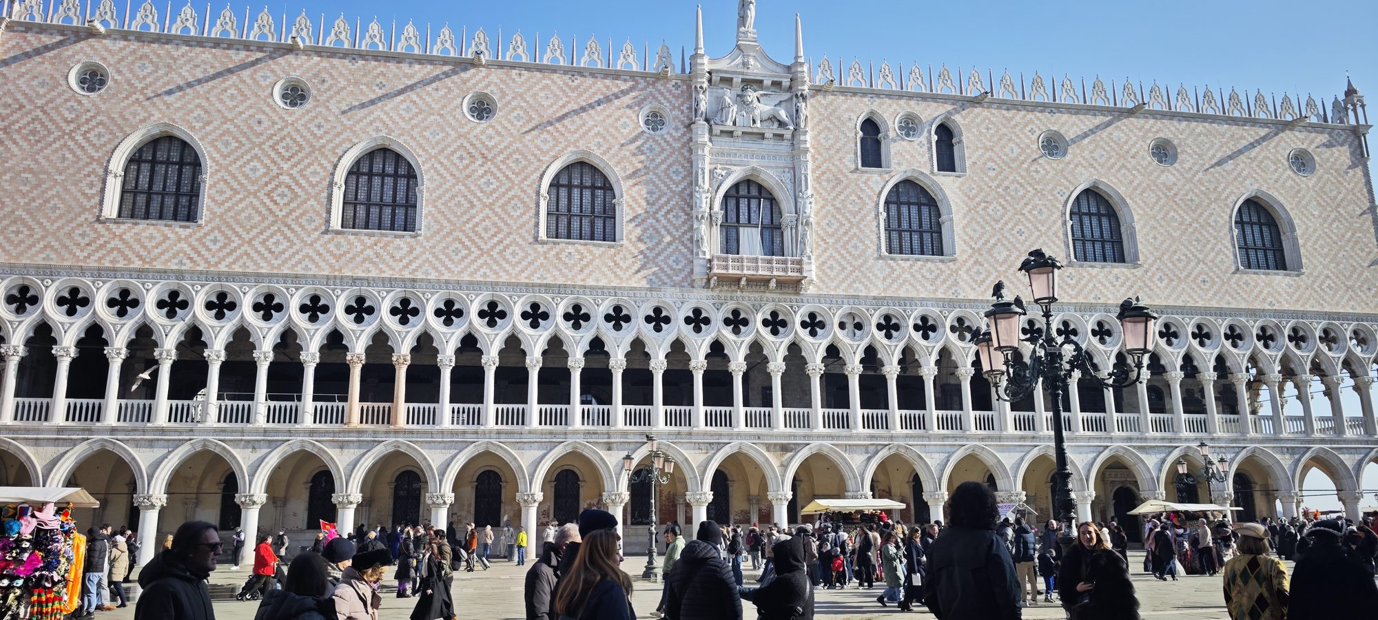 Fachada gótica del Palacio Ducal de Venecia con sus característicos arcos de mármol.