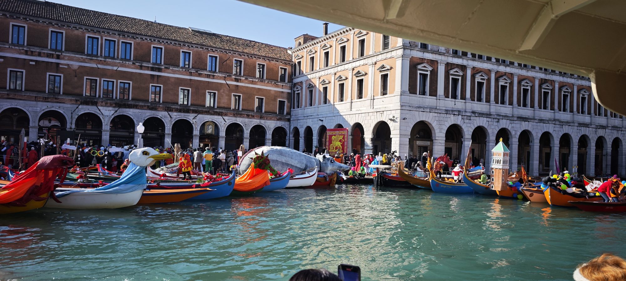 Barcas decoradas y carrozas flotantes navegan por el Gran Canal durante el Carnaval de Venecia.