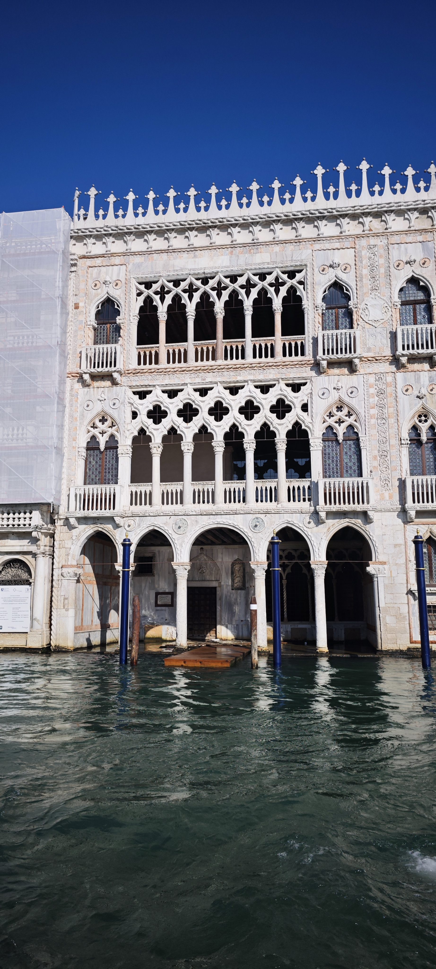 Fachada gótica del palacio Ca' d'Oro frente al Gran Canal en Venecia.