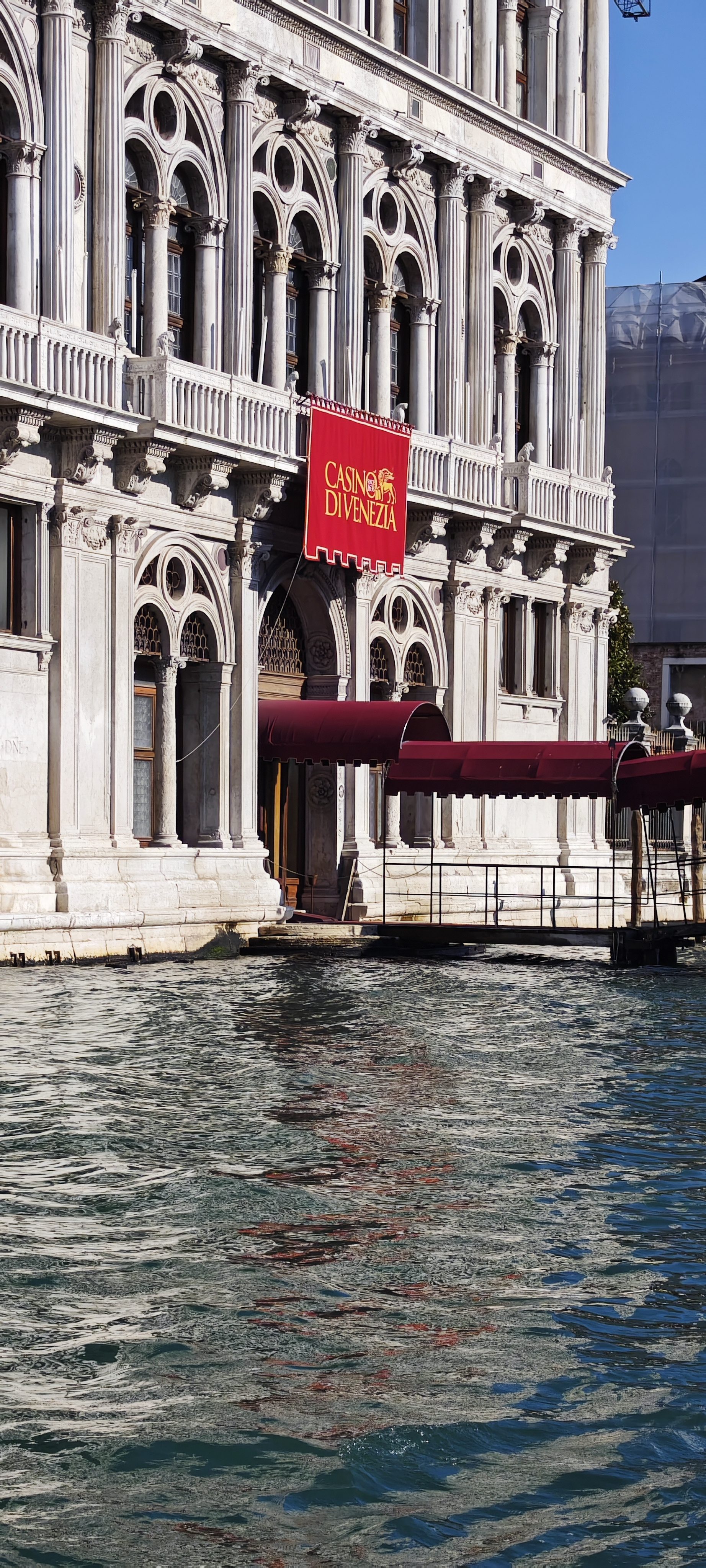 Fachada renacentista del Casino de Venecia junto al agua del Gran Canal.