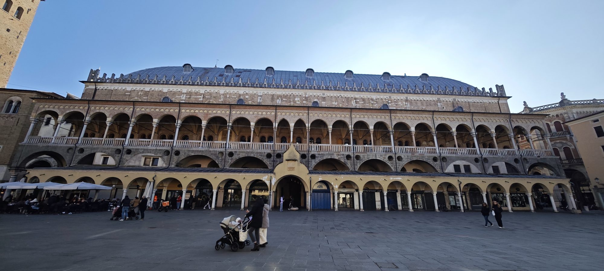 Fachada medieval del Palazzo della Ragione con sus soportales y gran tejado en Padua.