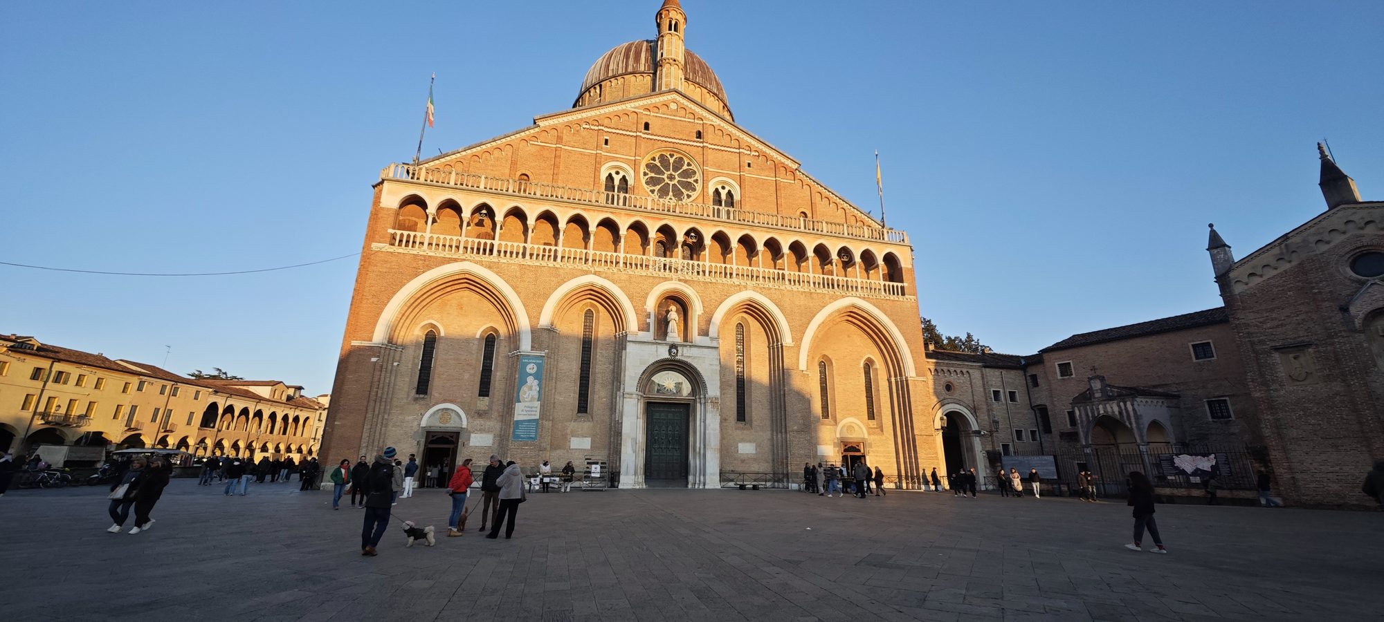 Fachada de la Basílica de San Antonio de Padua iluminada por la luz dorada del atardecer.