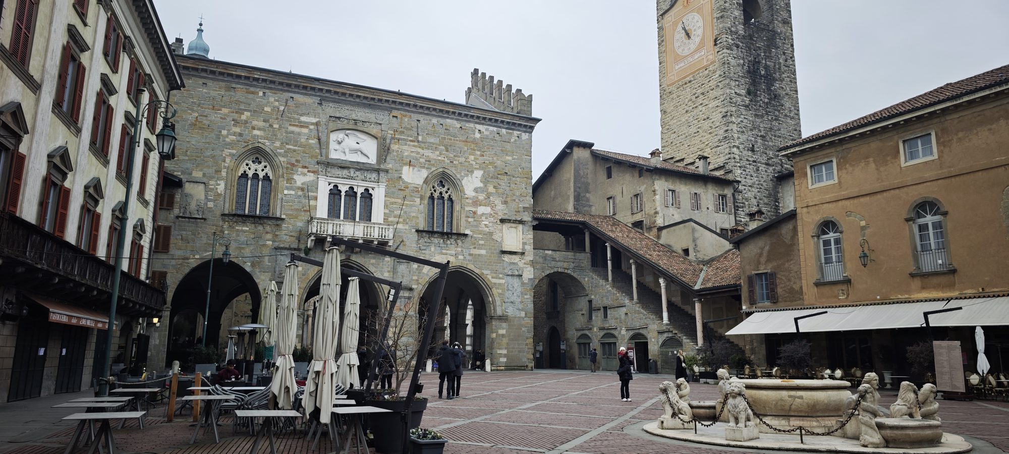 Plaza Vecchia de Bérgamo con la Torre Cívica y palacios medievales de piedra.