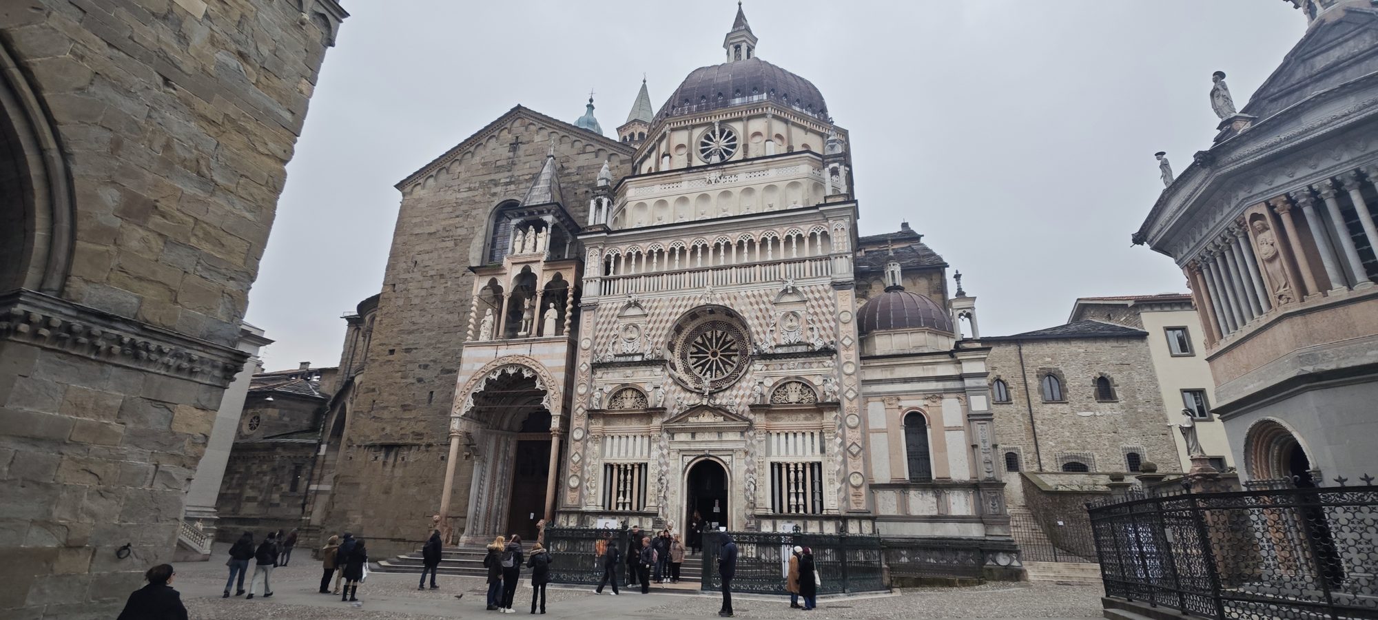 Detallada fachada de mármol de la Capilla Colleoni en la plaza principal de Bérgamo.