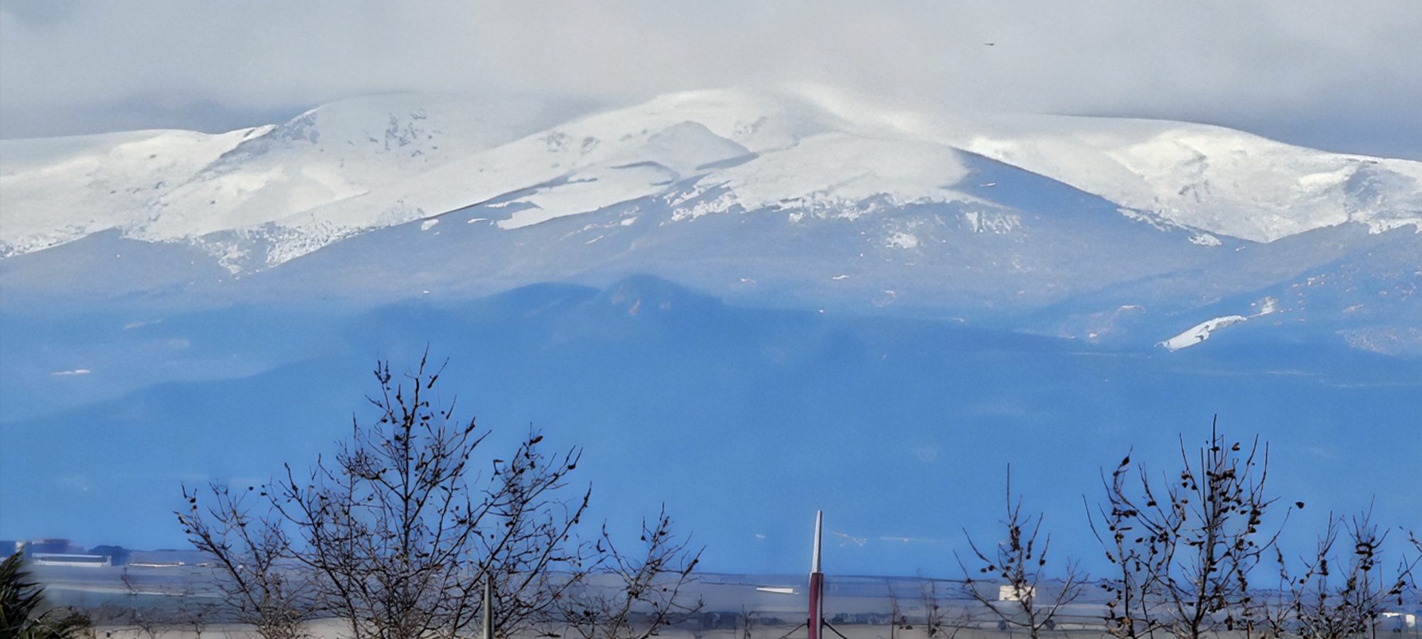 Qué lujo poder disfrutar de estas vistas de las montañas de Gredos nevadas desde Bargas. El frío de febrero nos deja estampas invernales preciosas.