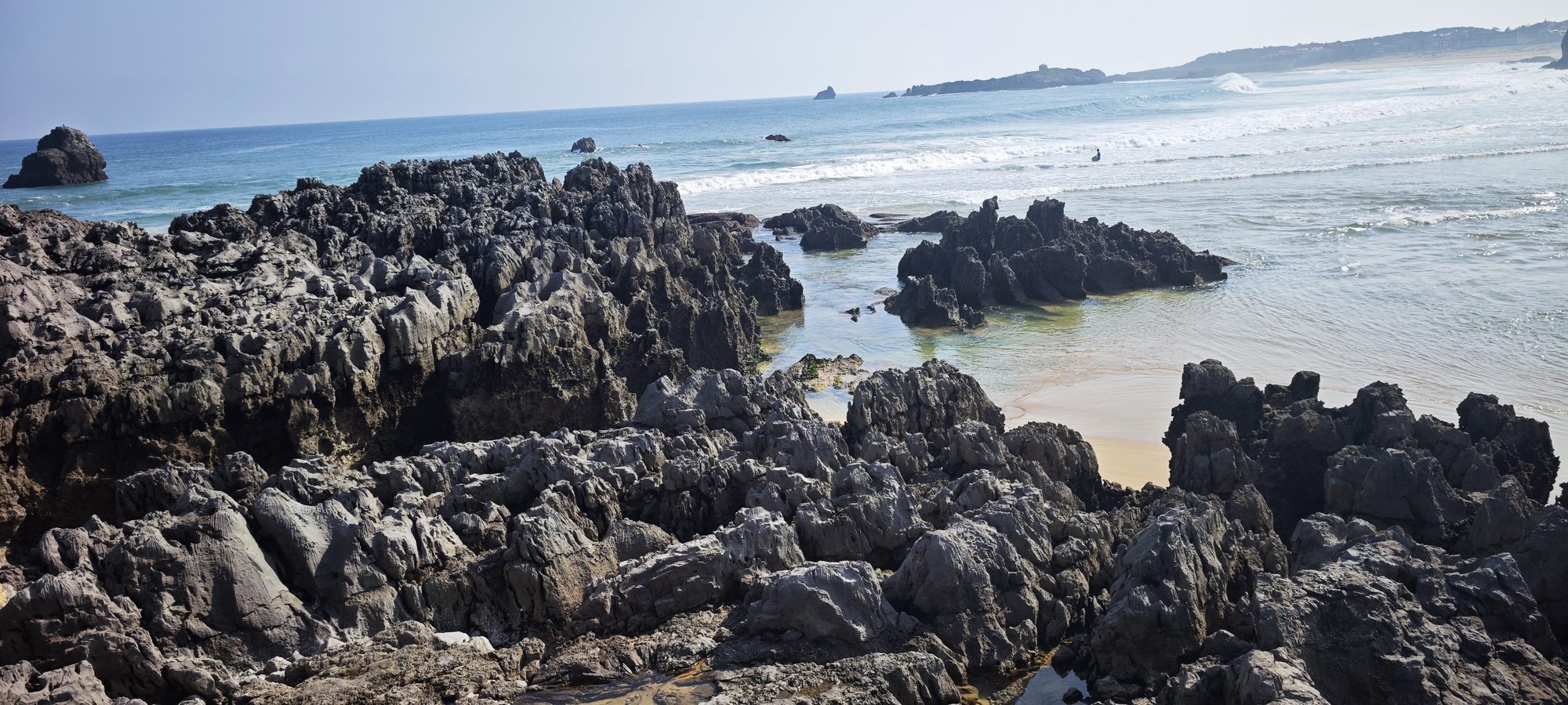 Formaciones rocosas puntiagudas junto al mar Cantábrico en la costa de Noja.
