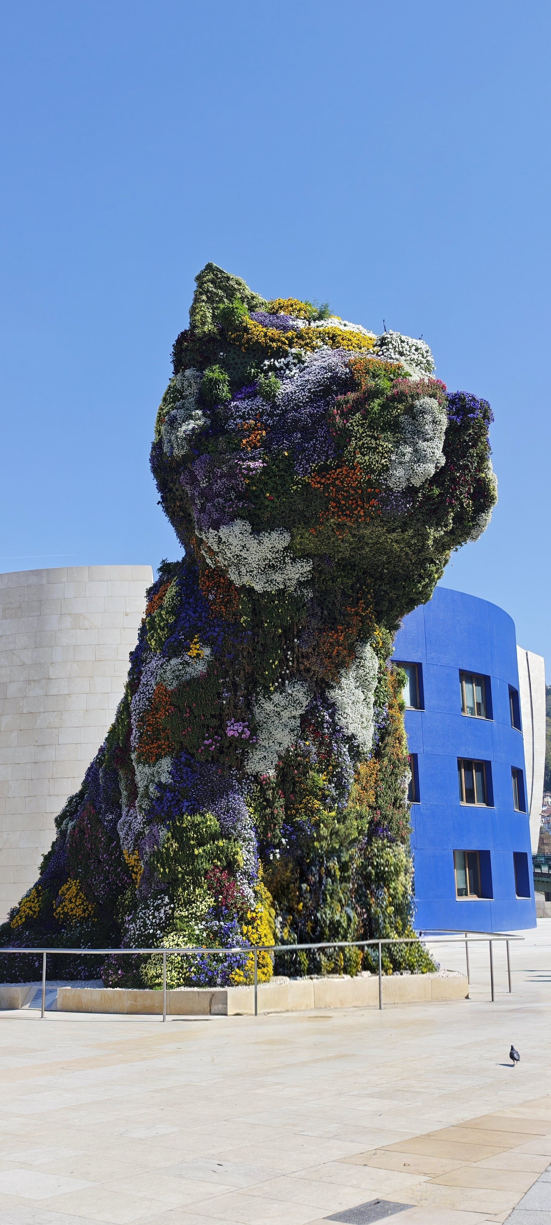Escultura floral gigante de un perro Puppy frente al Museo Guggenheim de Bilbao.