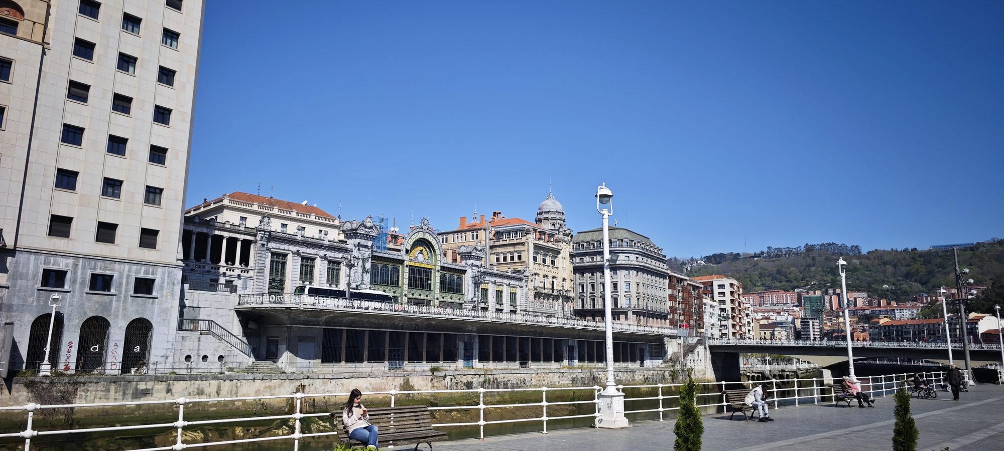 Fachada modernista de la Estación de la Concordia junto a la ría de Bilbao.