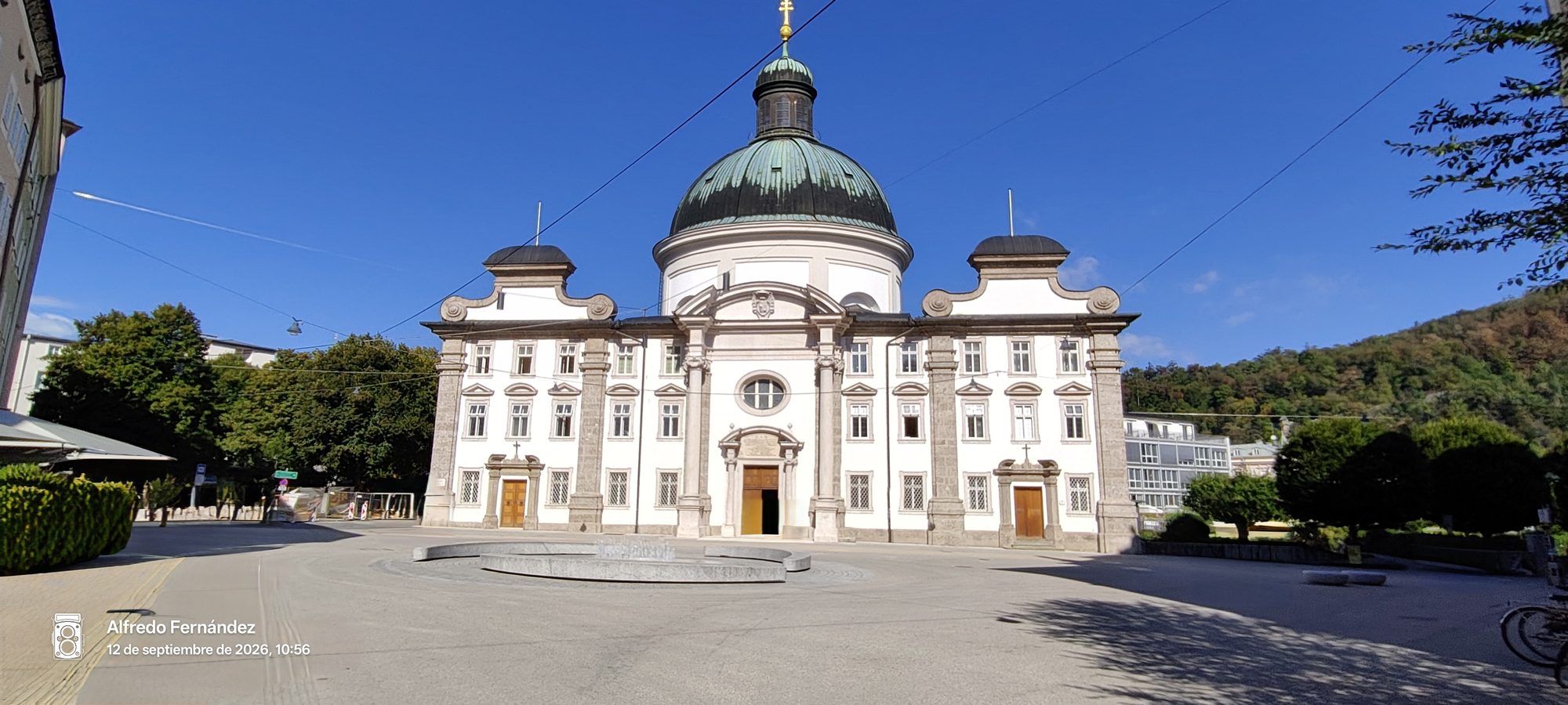 Fachada barroca y cúpula de la iglesia de San Cayetano en Salzburgo, Austria.