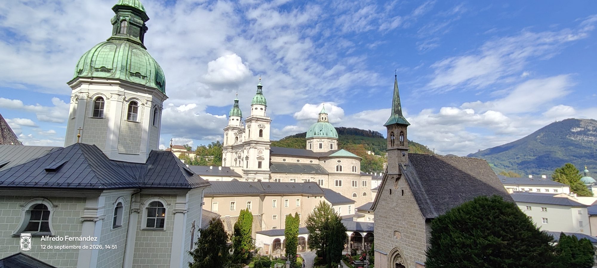 Cúpulas barrocas verdes y torres históricas de la catedral de Salzburgo bajo cielo azul.