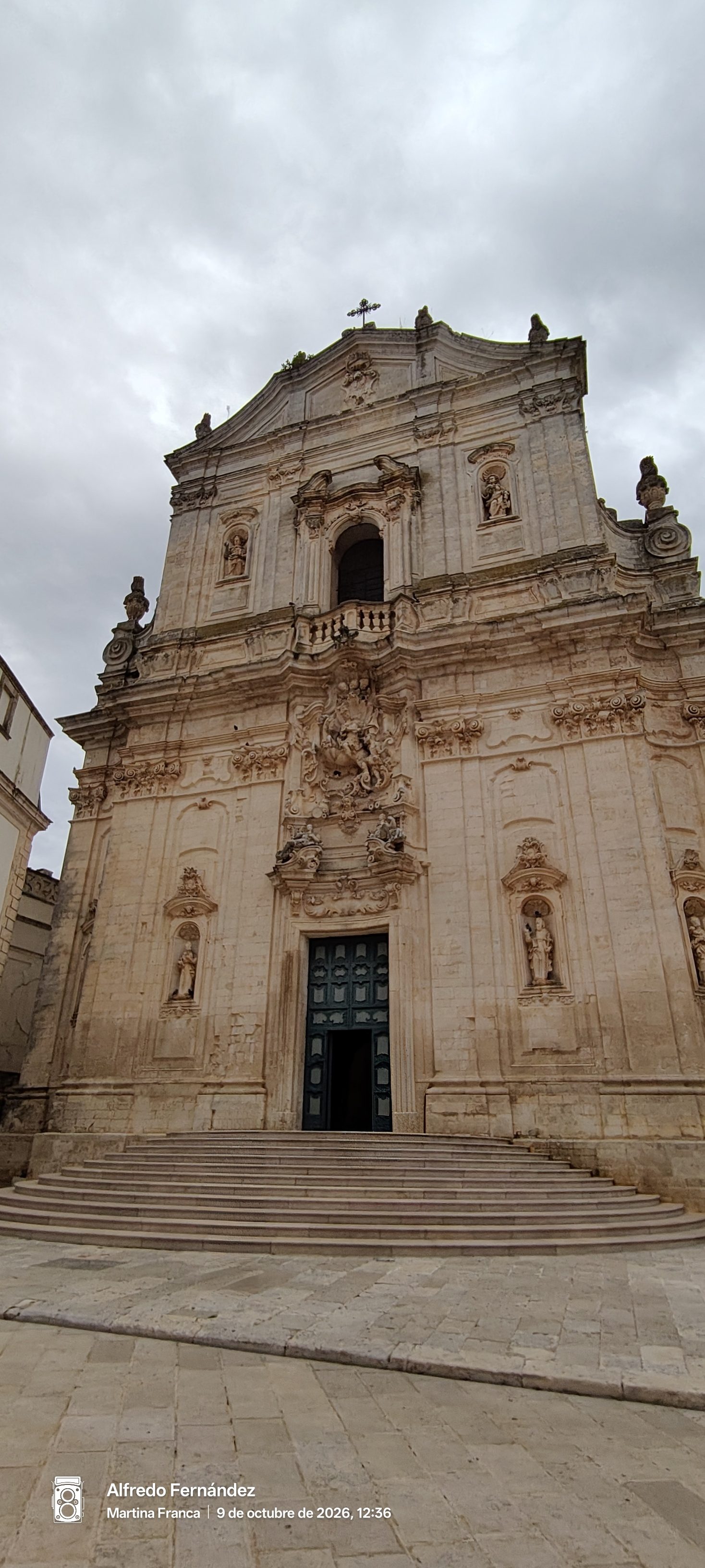Fachada barroca de la basílica de Martina Franca con relieves esculpidos en piedra.
